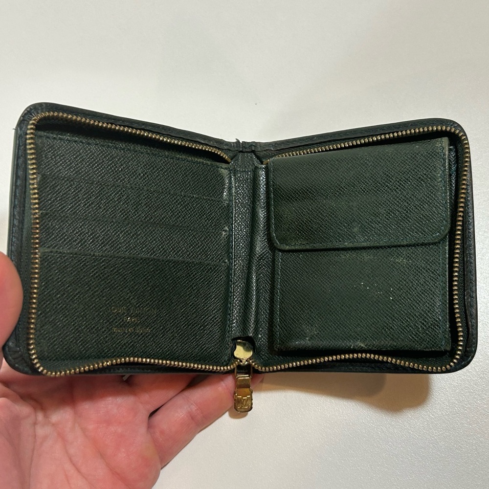 LOUIS VUITTON Taiga Leather Bi fold Dark green